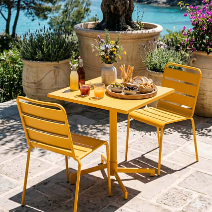 Set aus 70 cm Tisch und 2 Gartenstühlen aus Metall Gelb Palavas