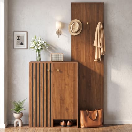 Garderobe Eingang mit Kleiderstange und Schuhschrank, Nussbaumoptik