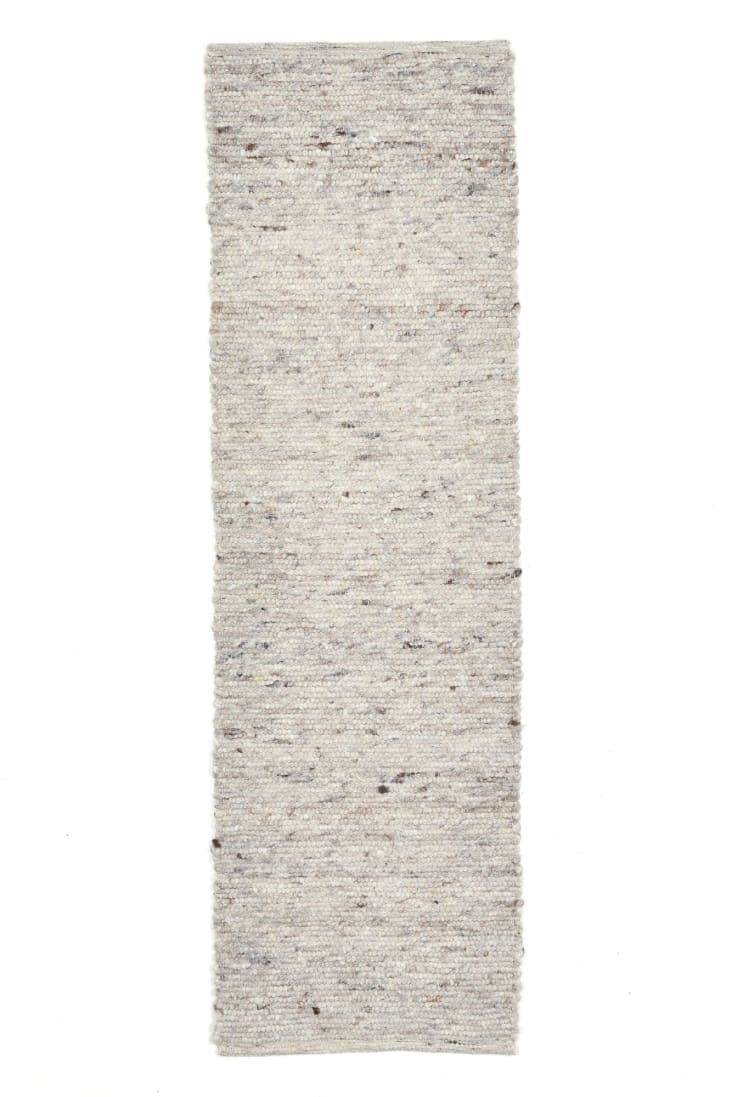 Alfombra tejida a mano de color crudo con relieve y flecos 60 × 120 cm Alfombra tejida a mano de color crudo con relieve y flecos 60 × 120 cm