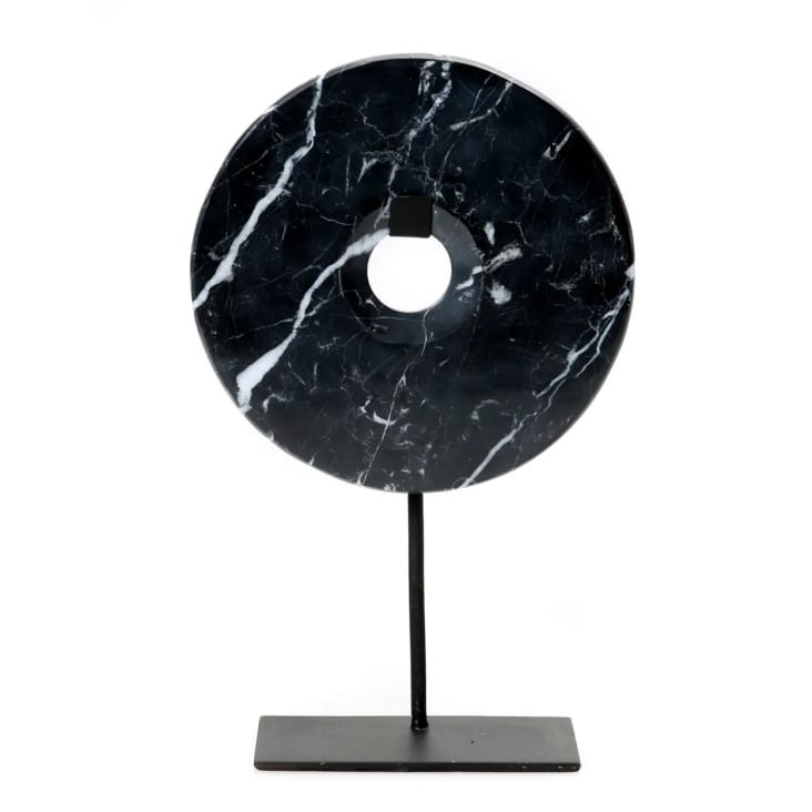 Estatua de mármol negro sobre una base de metal grande
