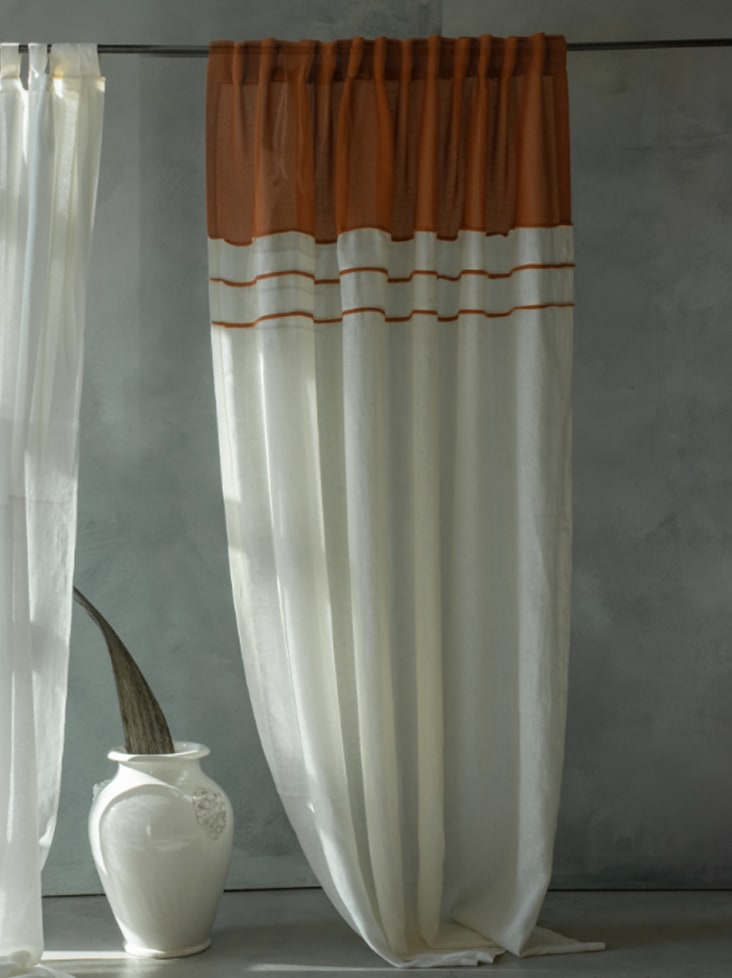 Tenda in lino bianco con mantovana arancione e asole a vista