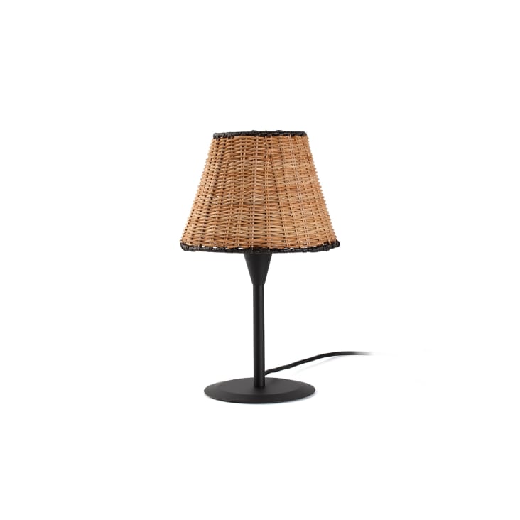 Lampada moderna in rattan con piede in metallo