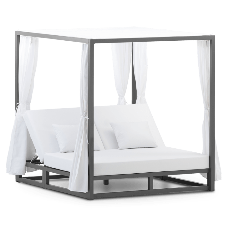 Set relax 2 poltrone con cuscini bianchi e tavolino in legno di acacia