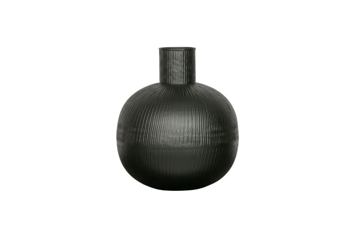 Vase en métal noir