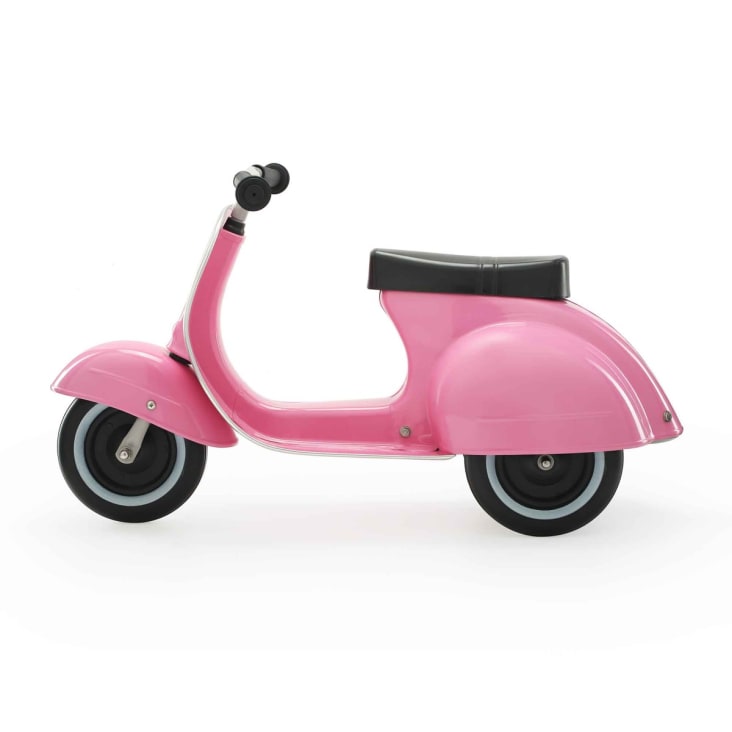 https://medias.maisonsdumonde.com/images/f_auto,q_auto,w_732/v1/mkp/M23075742_1/scooter-vespa-vintage-pour-enfant-rose.jpg