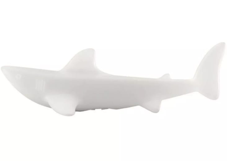 Requin lumineux en polyethylene blanc Shark Maisons du Monde