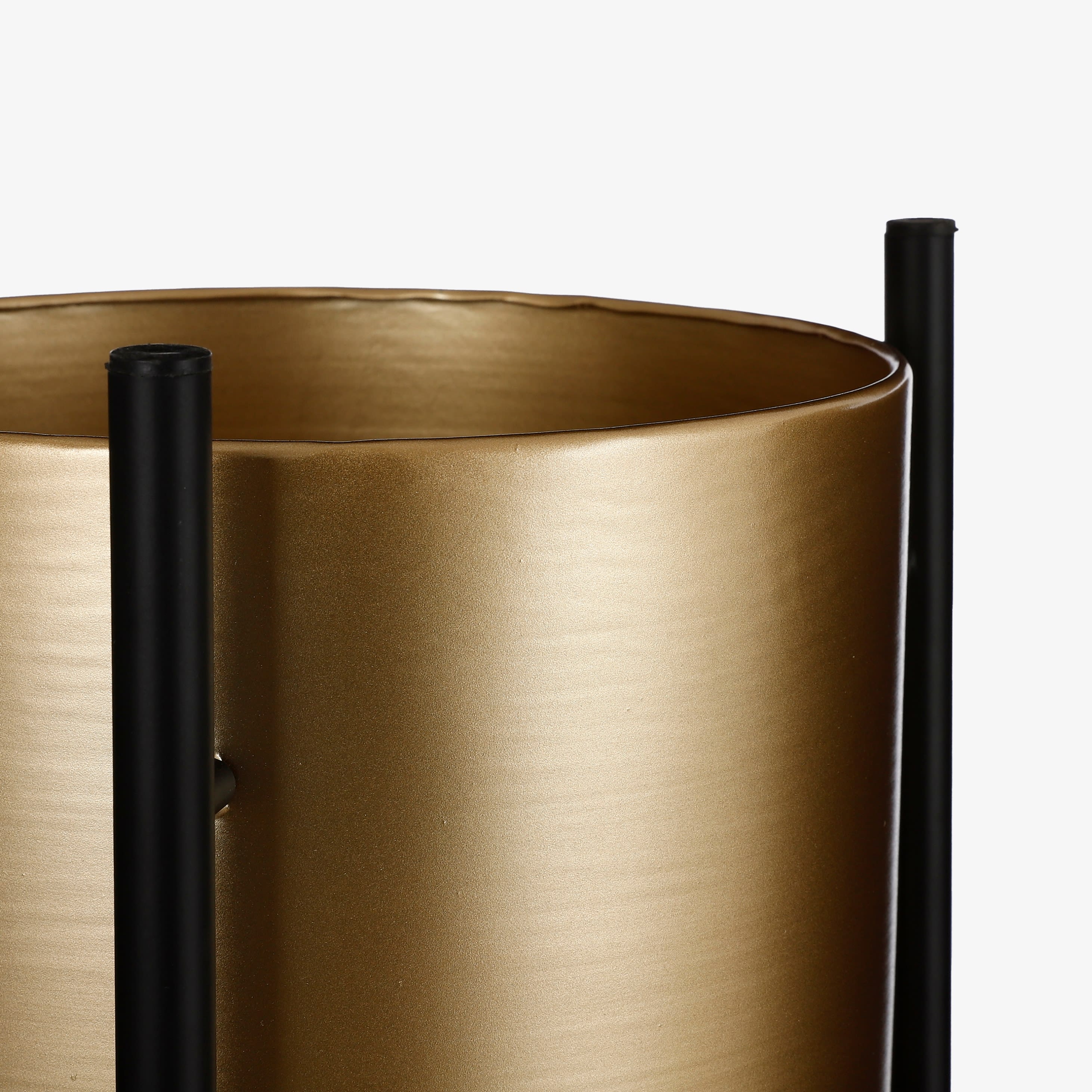 Vaso in metallo nero con supporto dorato, set da 3 misure disponibili •  Arredamento Rionova