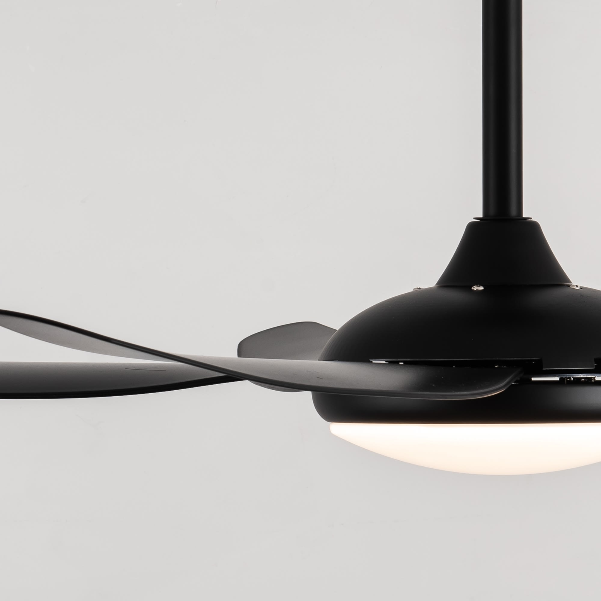 Ventilador techo luz silencioso grande color negro 🖤 Delfos moderno -  Brico Profesional