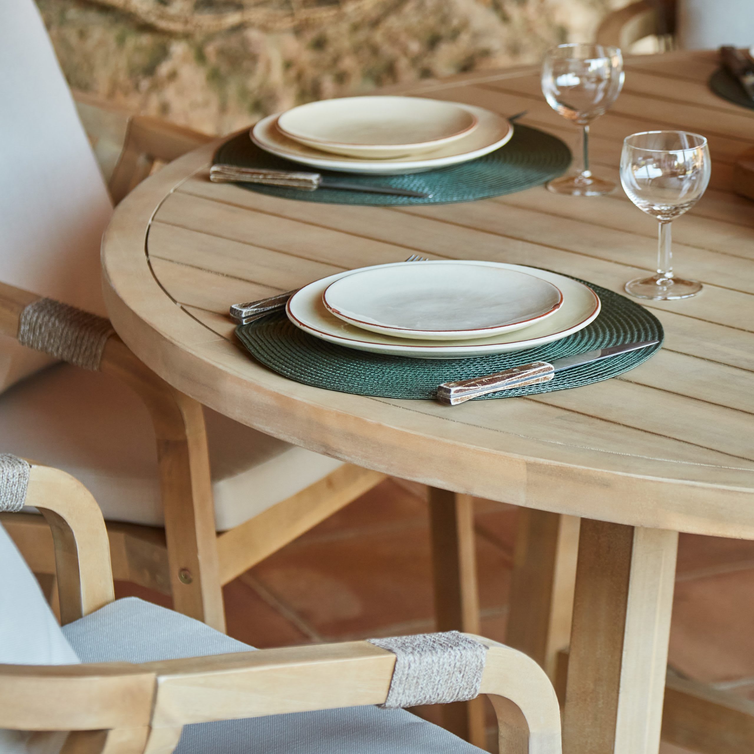 Tavolo tondo in legno chiaro per giardino RIVIERA