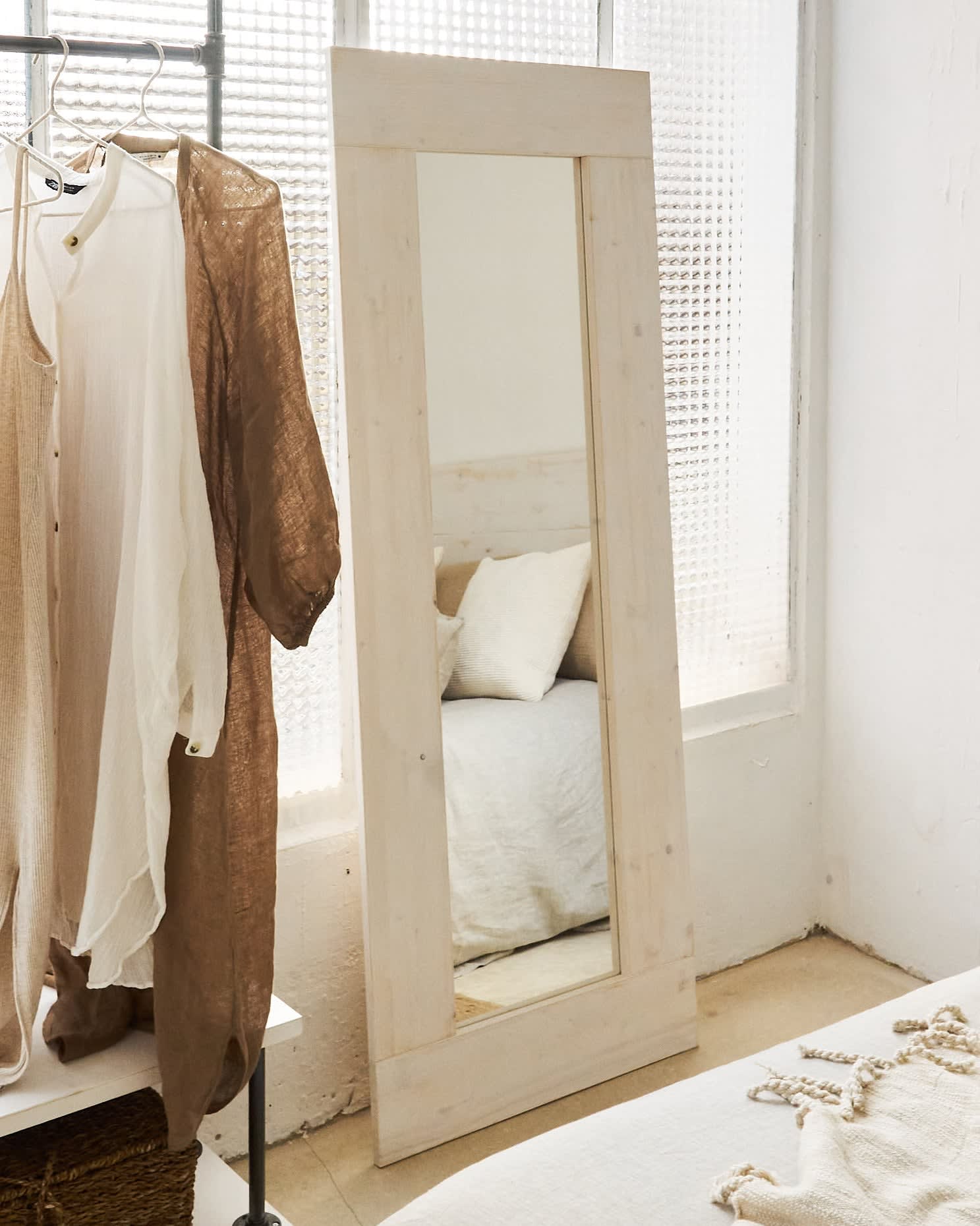 Specchio a figura intera in legno, colore bianco invecchiato 165 cm Amarie