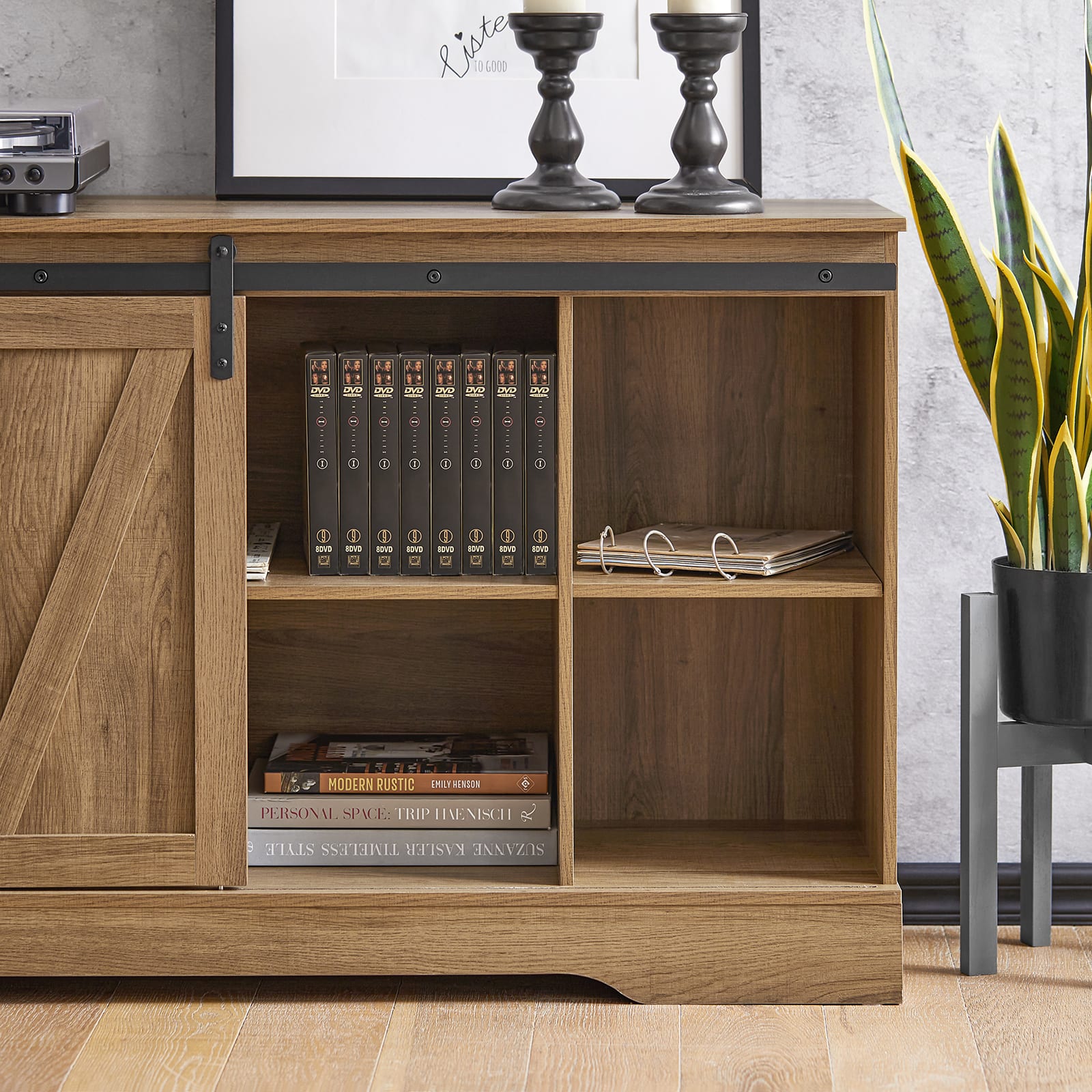 Credenza di colore naturale in pannello truciolato