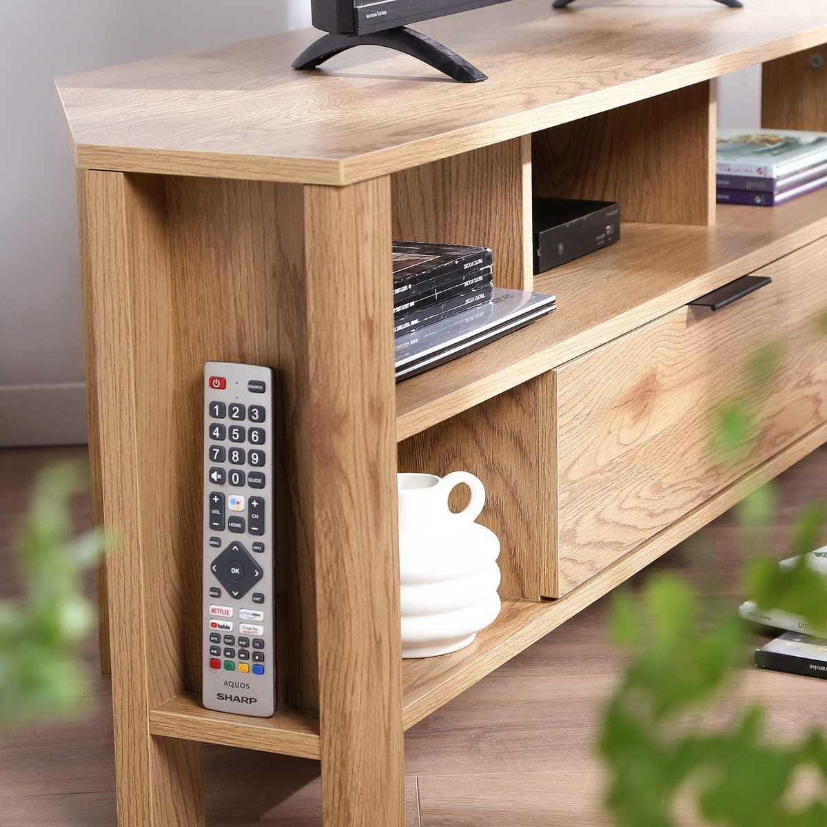 Détail côté range télécommande d'un meuble TV d'Angle étagère avec un t tiroir - chêne (largeur 120 cm)