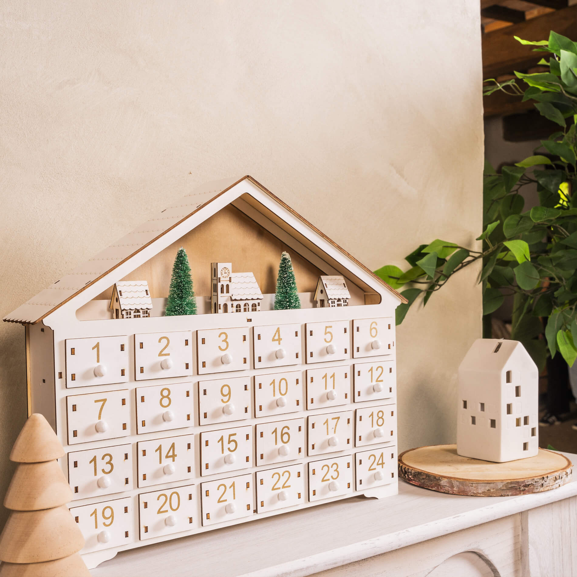 Weißer Adventskalender in Hausform mit 24 Schubladen und Lichtern | Maisons  du Monde