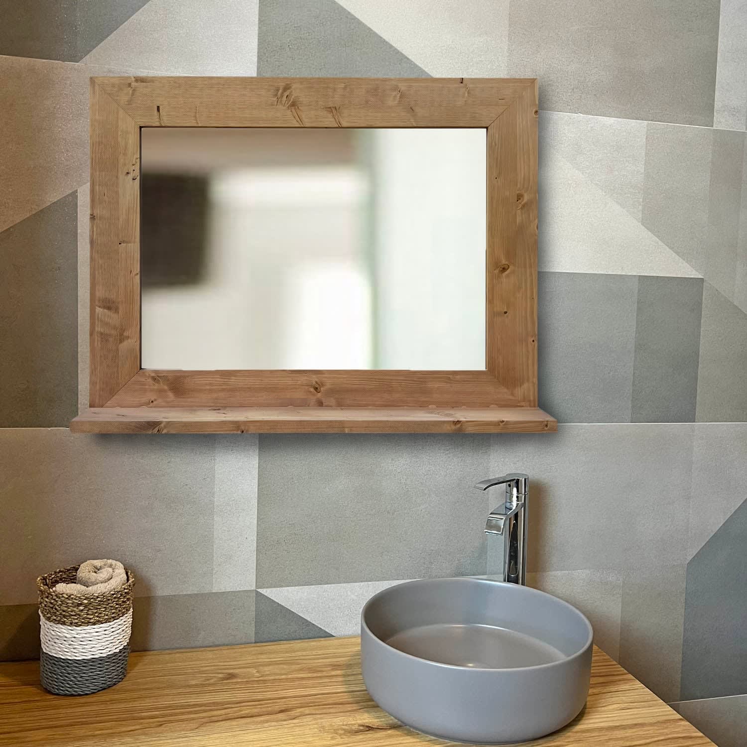 Espejo de pared de madera maciza con balda en tono roble 88x68cm Natay