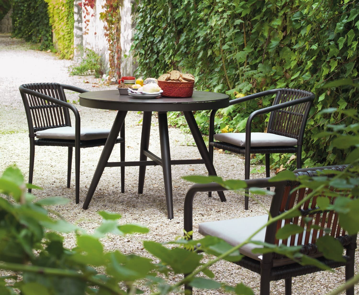 Conjunto de jardín Delta 2 sillas y mesa 100 cm diámetro
