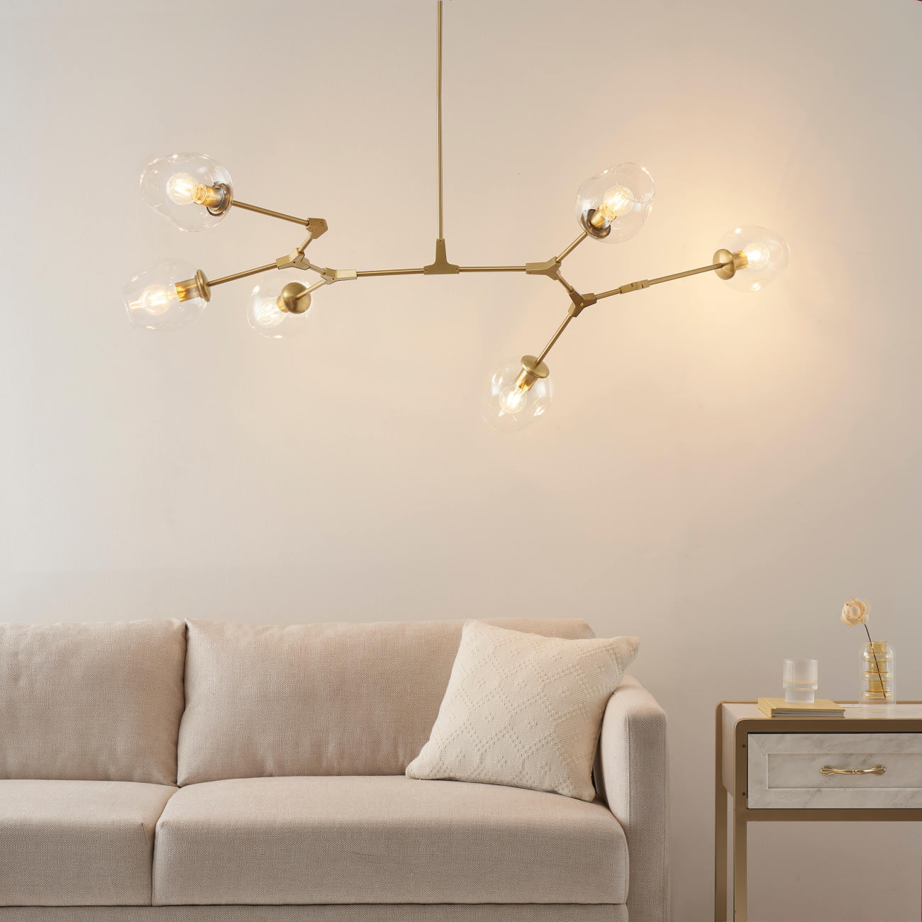 Lustre en bronze avec sphères bougies suspendu au plafond en bois d'une ancienne villa