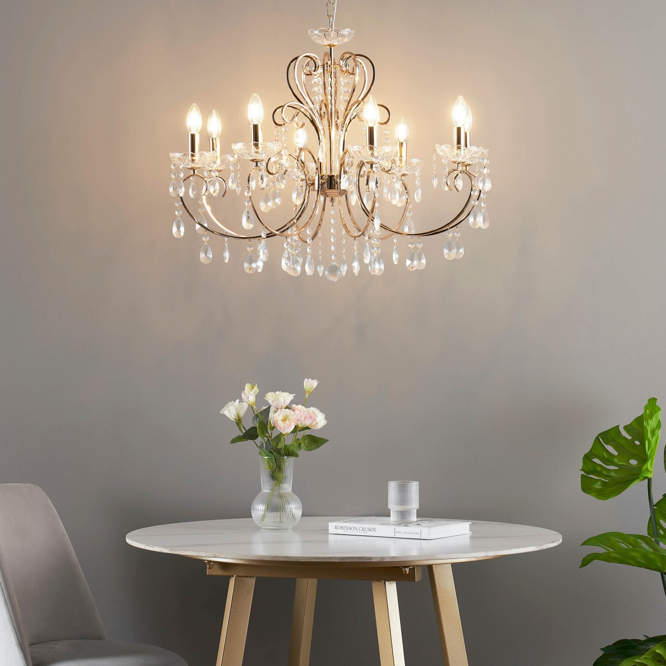 Lustre en bronze avec sphères bougies suspendu au plafond en bois d'une ancienne villa