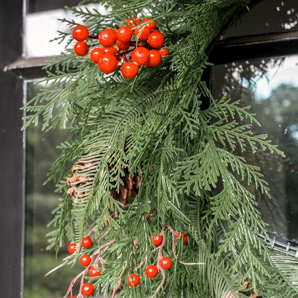 Couronne De Porte De Noël Artificielle 30 Cm - Déco Blanche Et Verte Pour Porte D'entrée Ou Mur