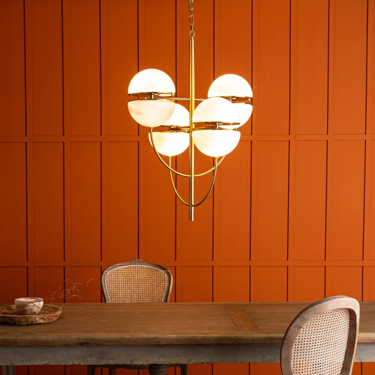 lustre avec globes en opaline en metal dore h100 cm