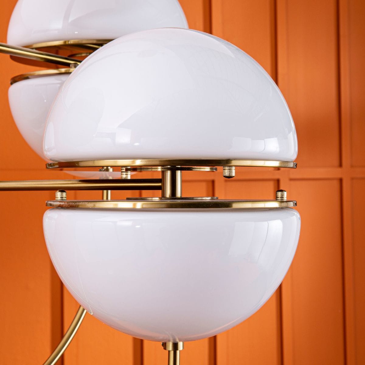 lustre avec globes en opaline en metal dore h100 cm