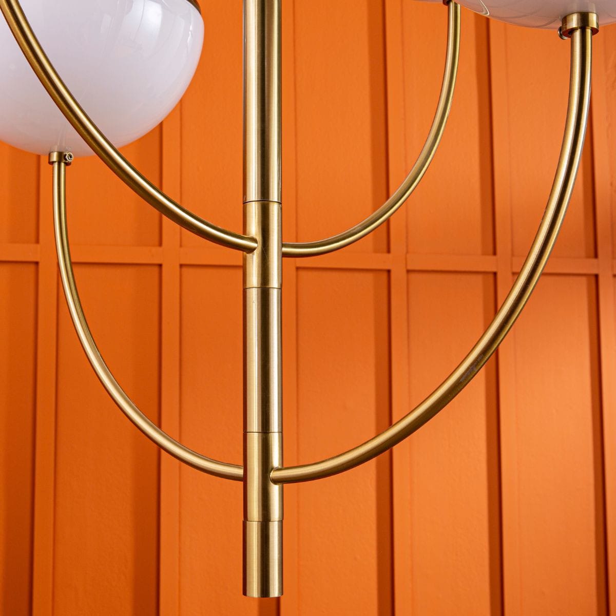 lustre avec globes en opaline en metal dore h100 cm