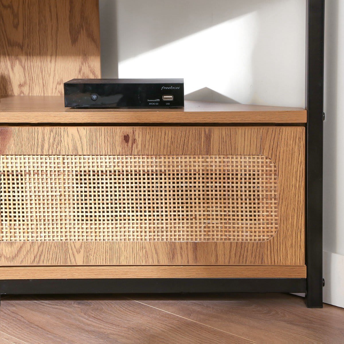 Détail du meuble TV d'angle Jaya avec 1 porte avec un cannage en rotin (largeur 100 cm)