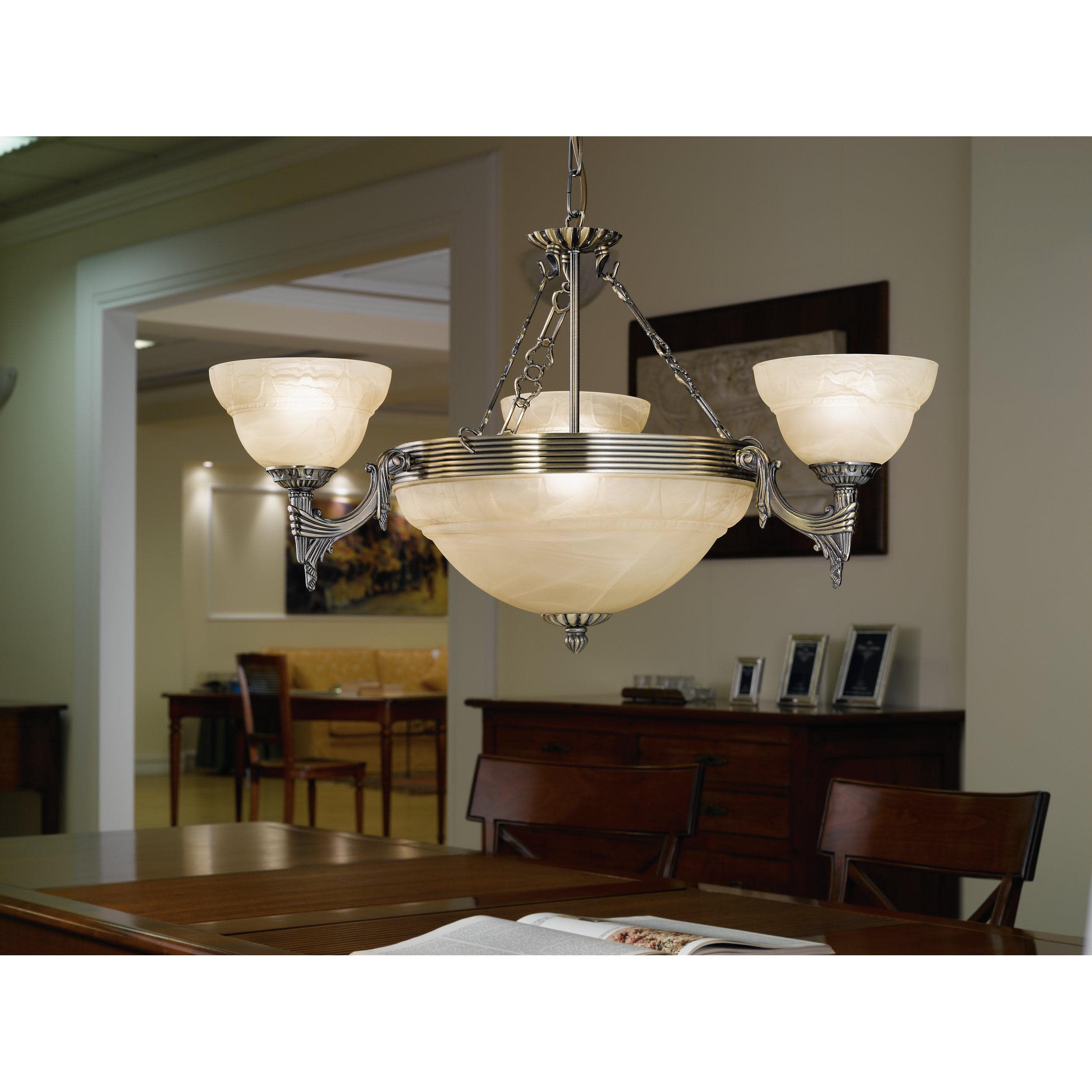 Lustre en bronze avec sphères bougies suspendu au plafond en bois d'une ancienne villa