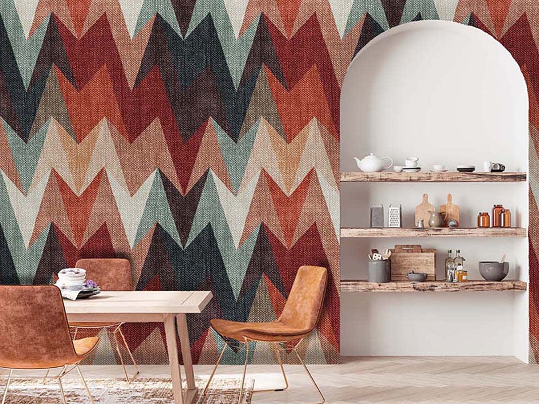 Papier peint motif zigzag vert rouge pour un effet ethnique. Niche arrondie avec etageres en bois
