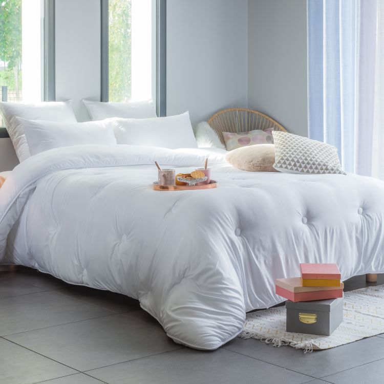 Couette synthétique en polyester blanc 140x200 Couette synthétique en polyester blanc 140x200