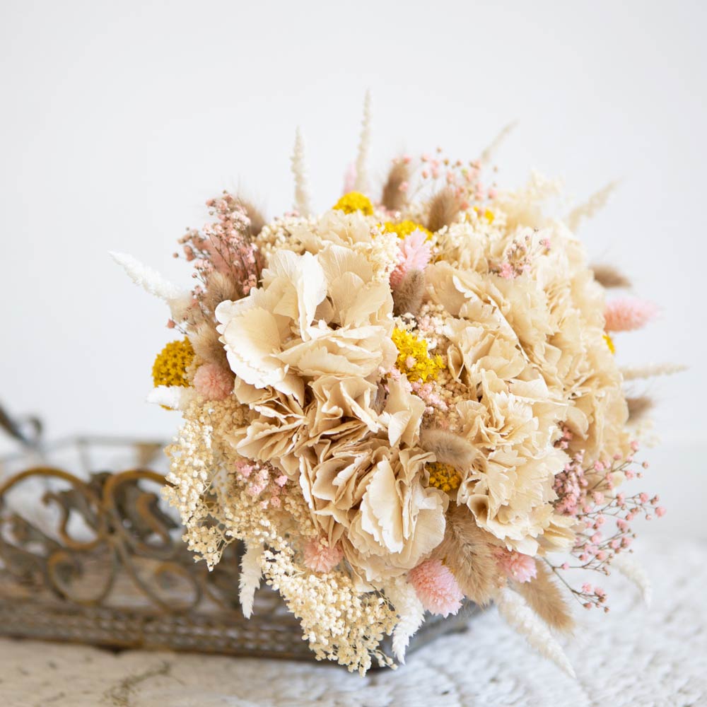Bouquet de fleurs séchées à base d'hortensia crème