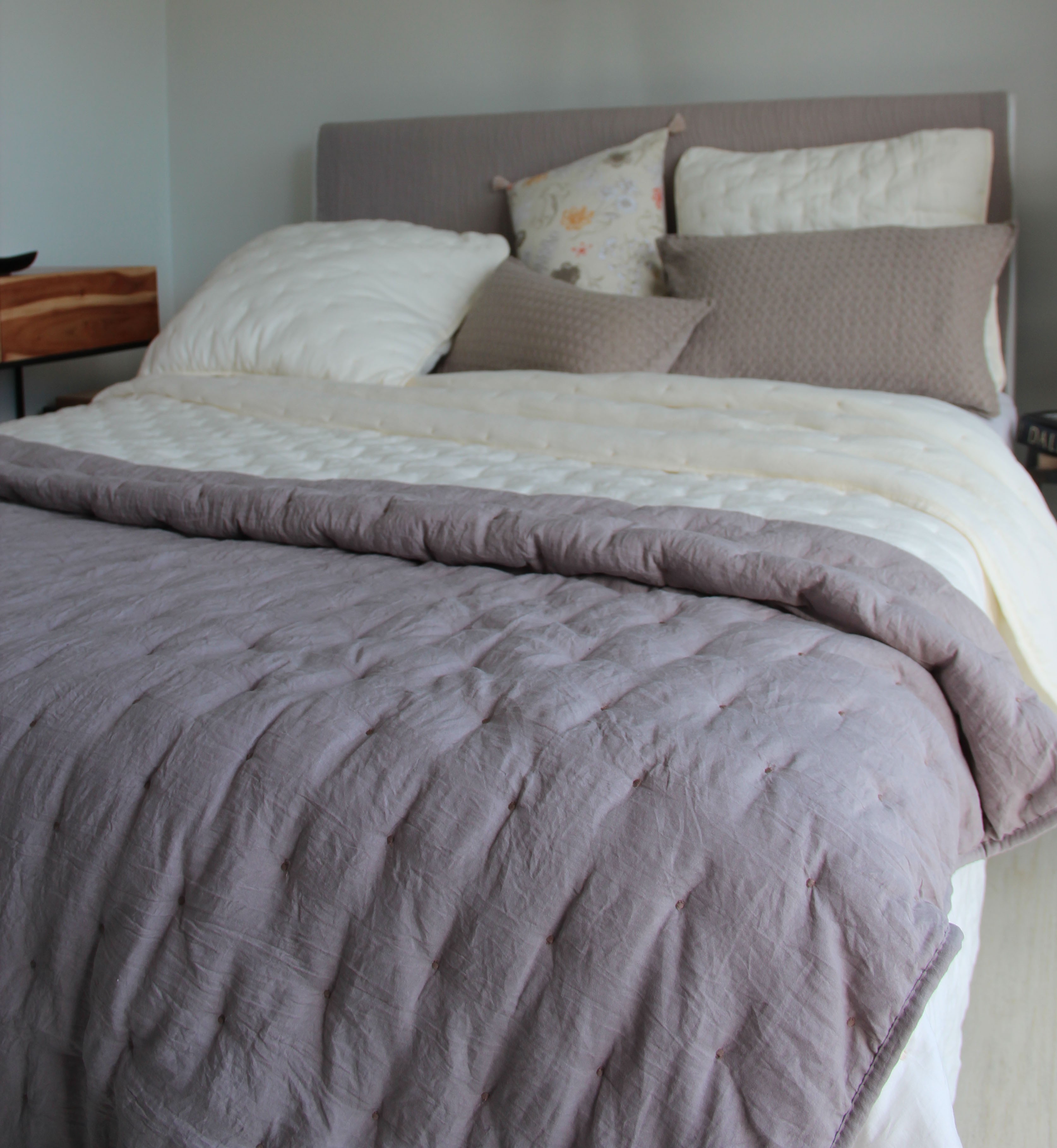 Plaid courte pointe en fibre synthétique taupe 130x170 Plaid courte pointe en fibre synthétique taupe 130x170