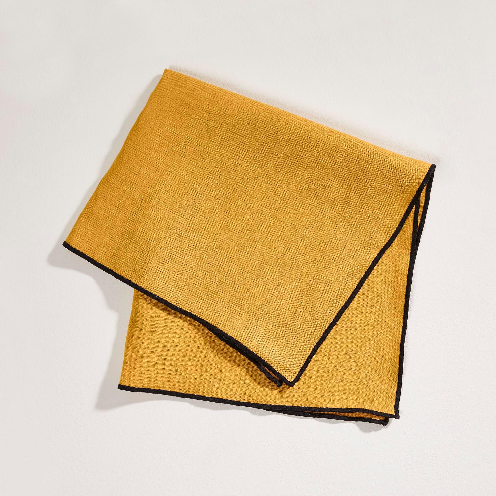 serviette de table en coton ocre et bourdon noir 45x45 cm