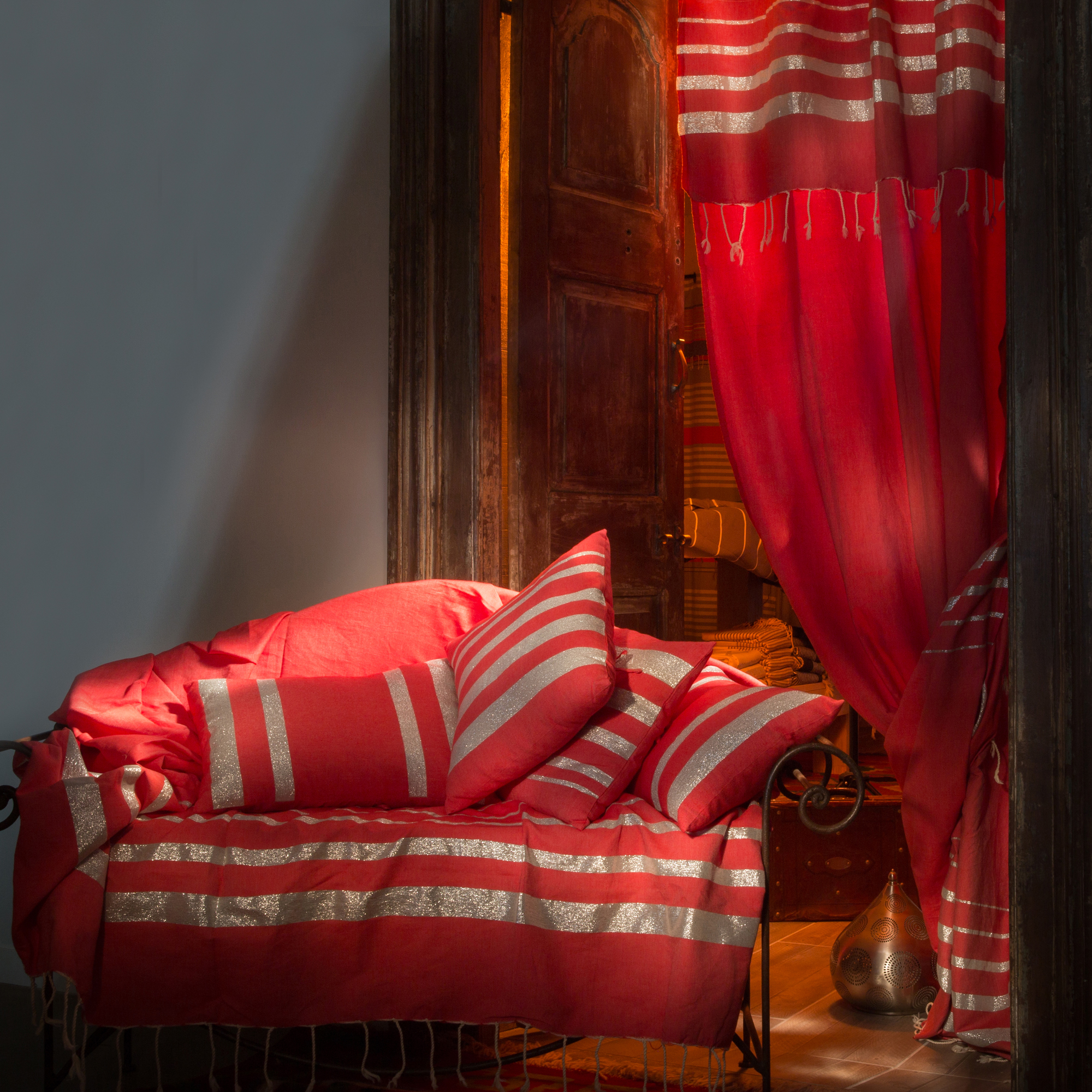 ISTANBUL - Rideau ajustable coton rouge lurex argent 140 x 250 à 280 ISTANBUL - Rideau ajustable coton rouge lurex argent 140 x 250 à 280