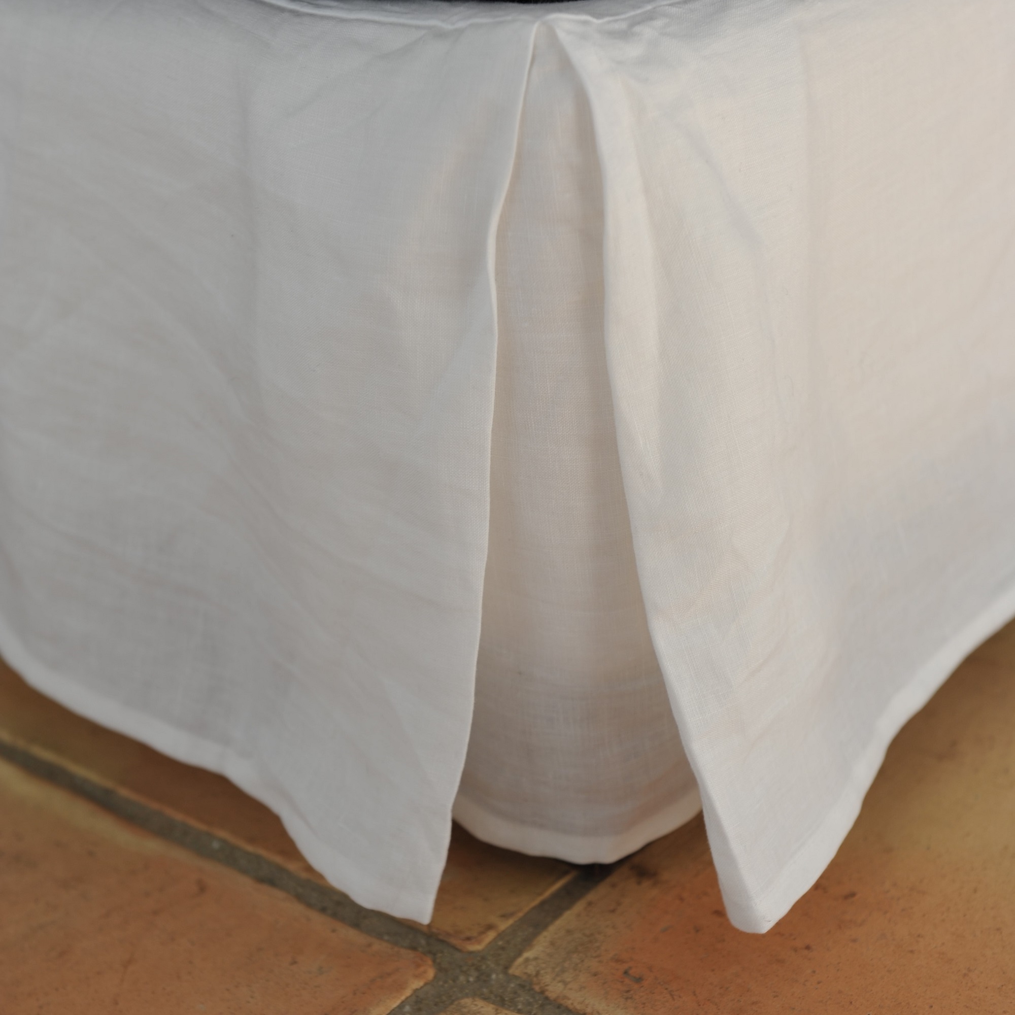 Cache sommier lin lavé blanc 90X200X27 CM (photo) Cache sommier lin lavé blanc 90X200X27 CM