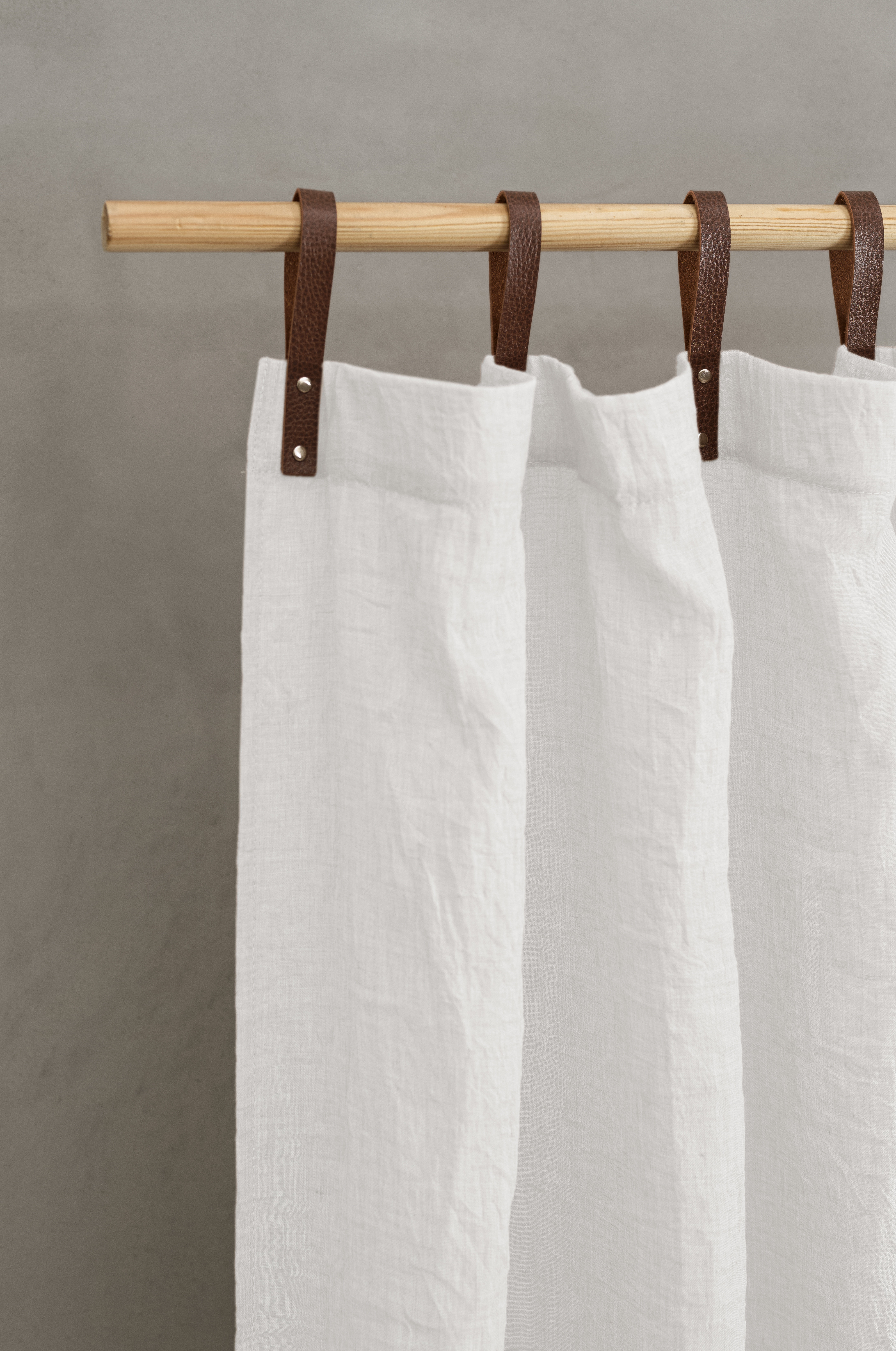 Panneau voilage finition pattes aspect cuir blanc 245 x 135 Panneau voilage finition pattes aspect cuir blanc 245 x 135
