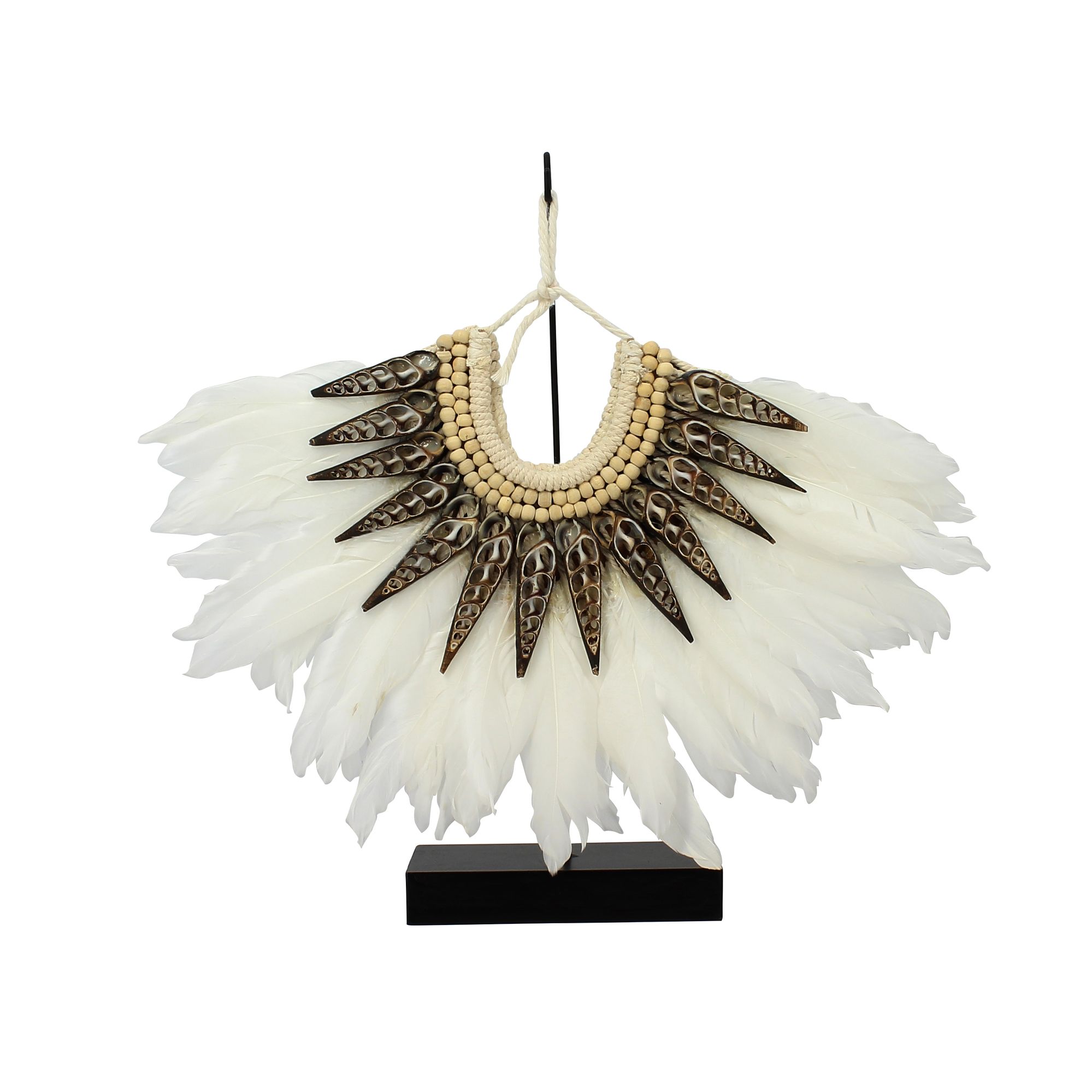 Collier en plumes blanches et coquillages Collier en plumes blanches et coquillages