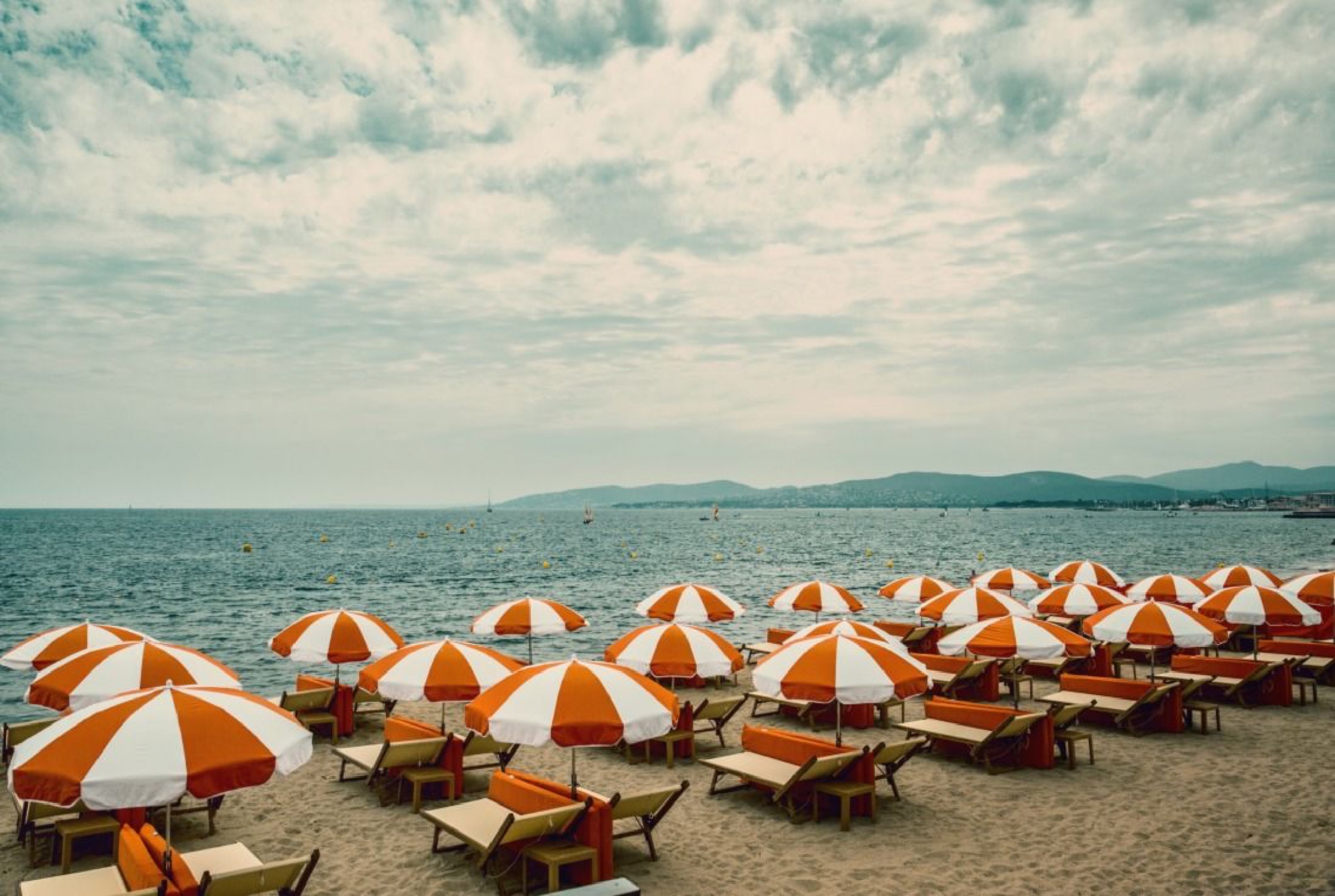 COLOR CONTRASTS ON A BEACH - Photo de Arnaud NAJARRO 60x40 cm COLOR CONTRASTS ON A BEACH - Photo de Arnaud NAJARRO 60x40 cm