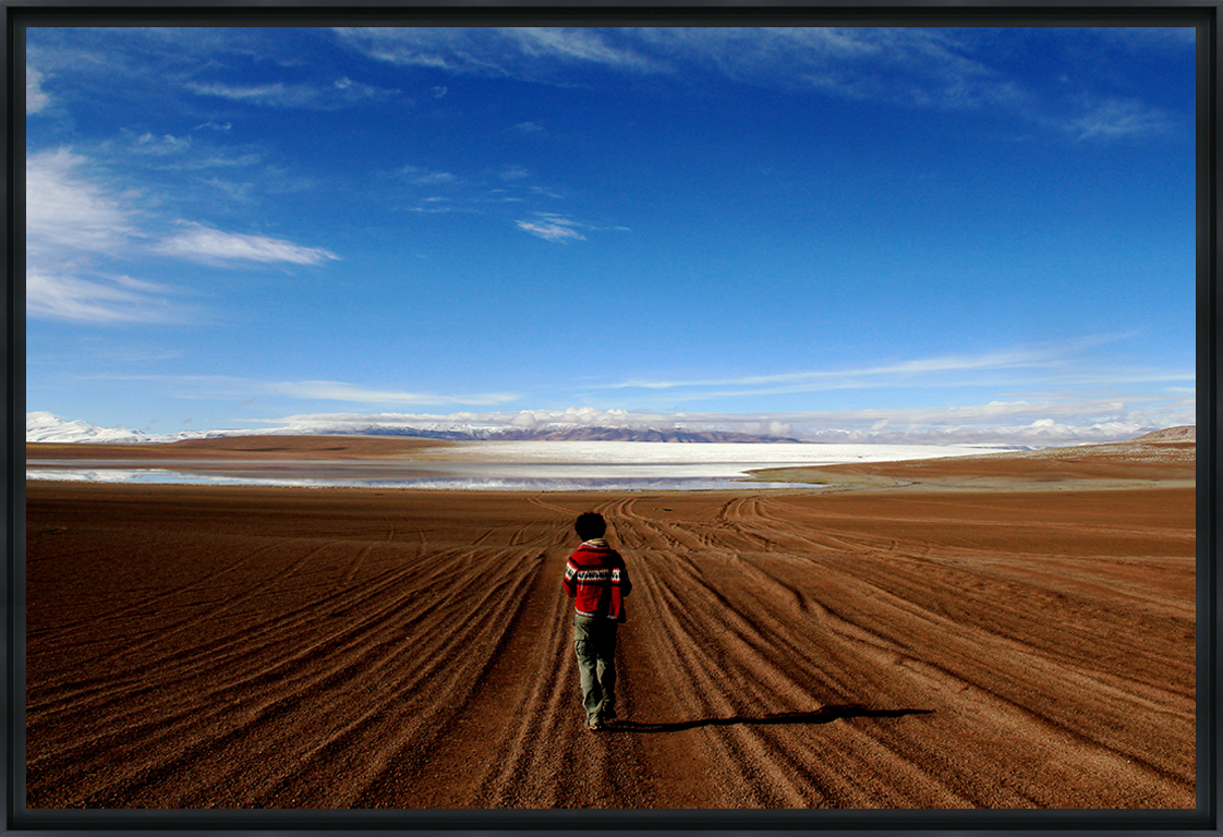 SEUL AU MONDE - Photo encadrée de Sofia Benchekroun 90 x 60 cm SEUL AU MONDE - Photo encadrée de Sofia Benchekroun 90 x 60 cm