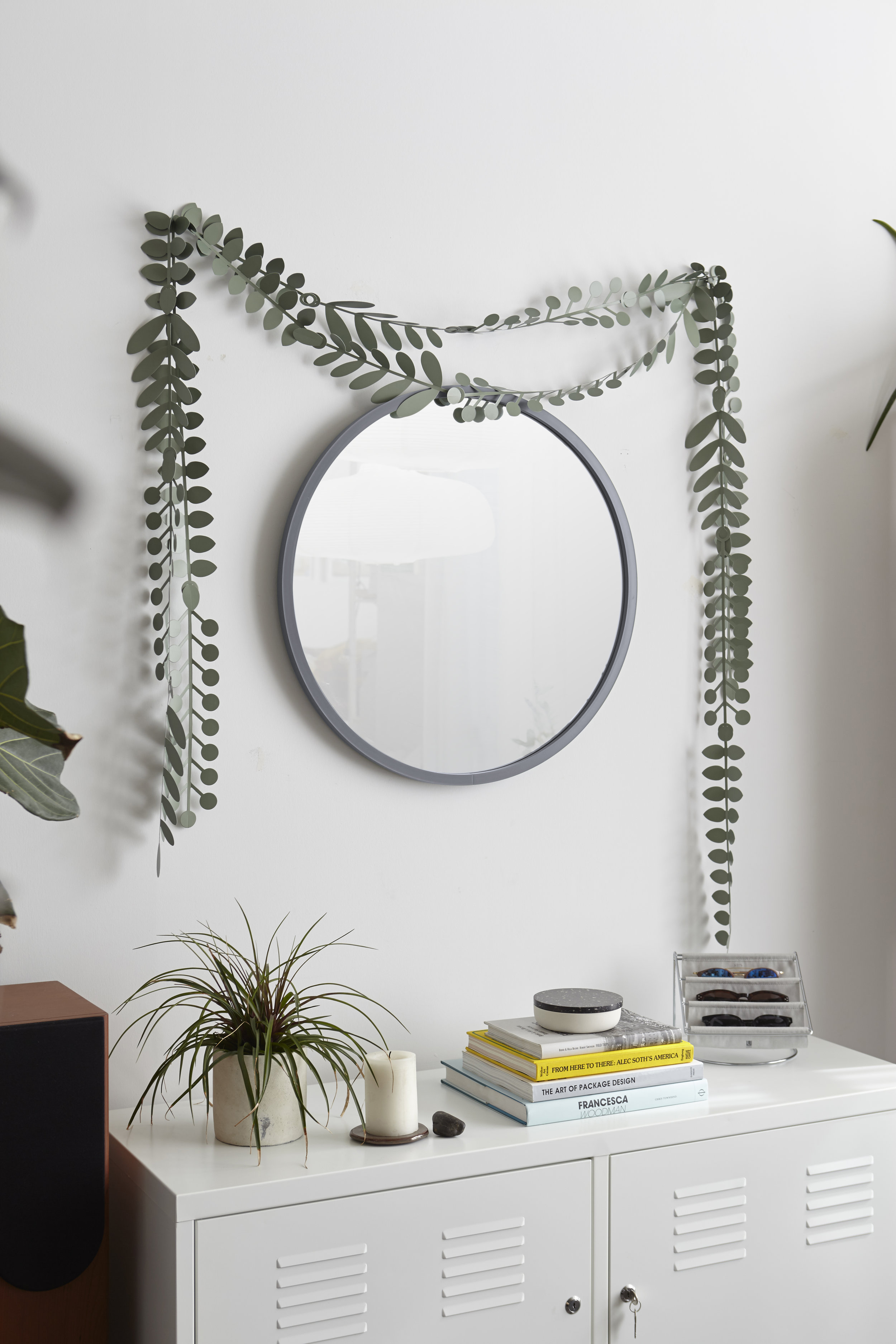 Miroir mural rond Hub contour caoutchouc gris, dia. 61cm (photo) Miroir mural rond Hub contour caoutchouc gris, dia. 61cm