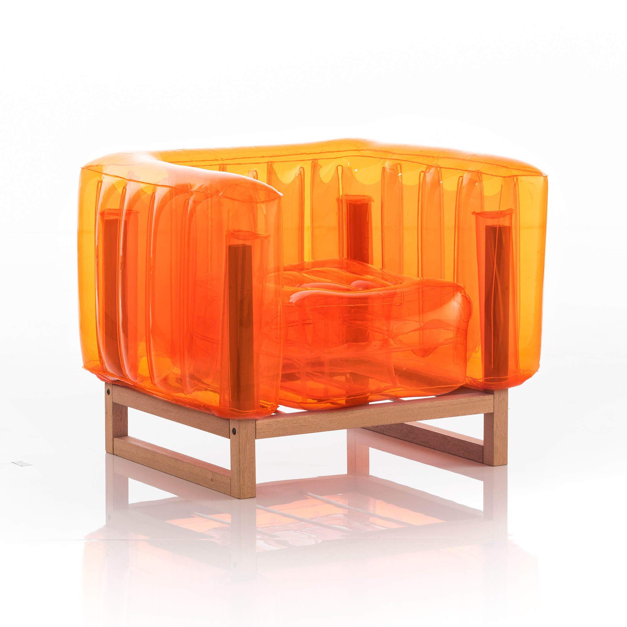 Fauteuil assise tpu orange cadre en bois