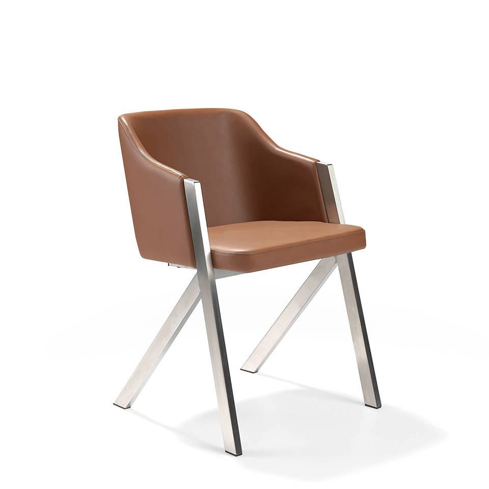 Chaise effet cuir marron avec pieds en acier (photo) Chaise effet cuir marron avec pieds en acier
