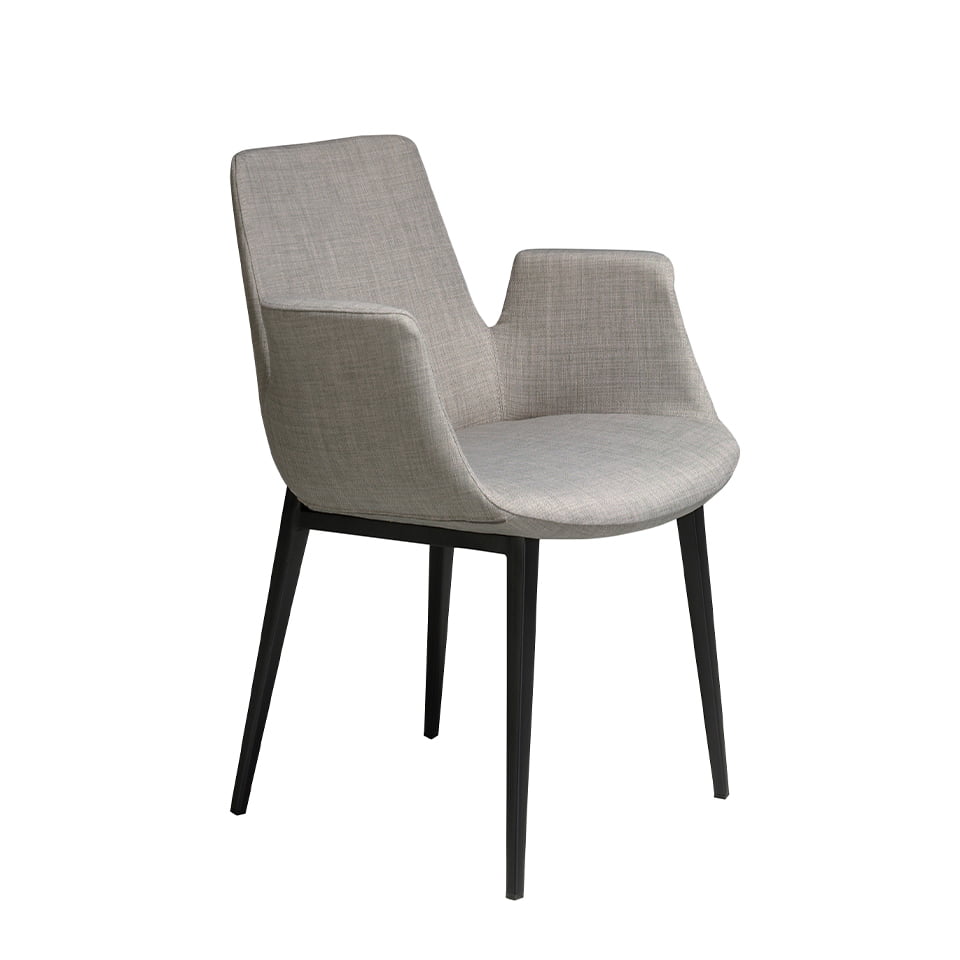 Chaise en tissu capitonné avec accoudoirs et pieds en acier
