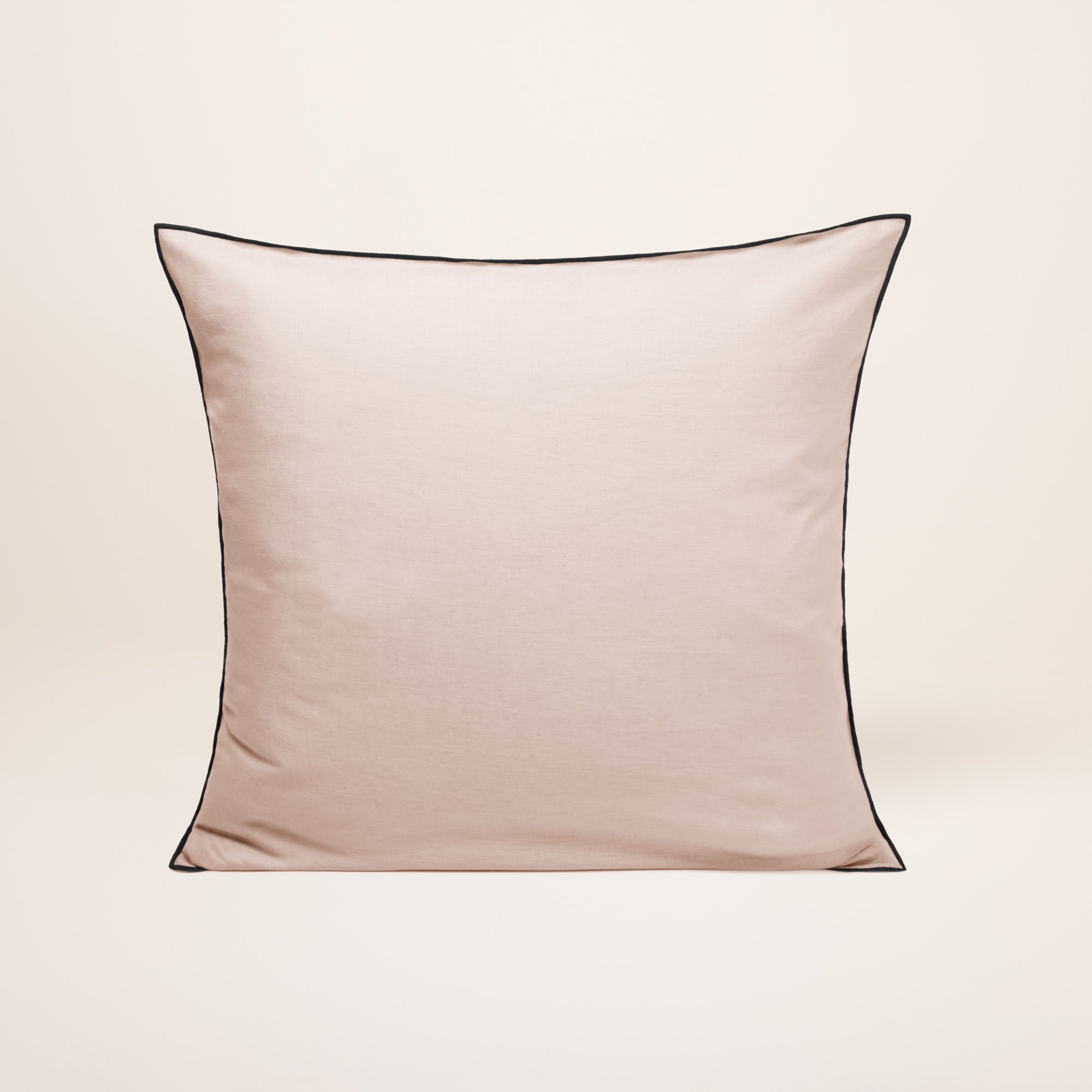 Taie d'oreiller 65x65 cm Rose poudré et bourdon noir en Lin Taie d'oreiller 65x65 cm Rose poudré et bourdon noir en Lin