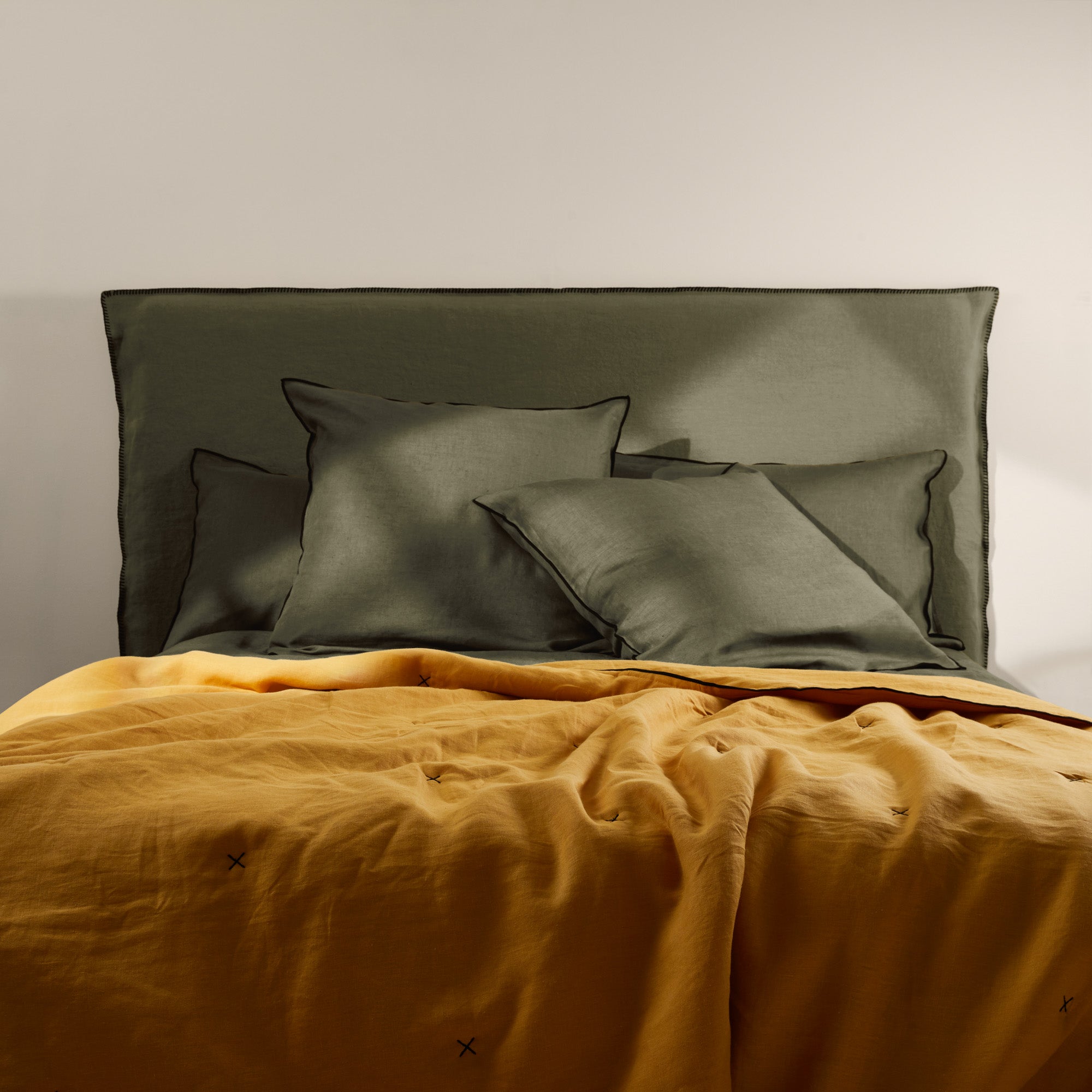 Couvre-lit matelassé 225x280 cm Ocre et bourdon noir en Lin CARLINA