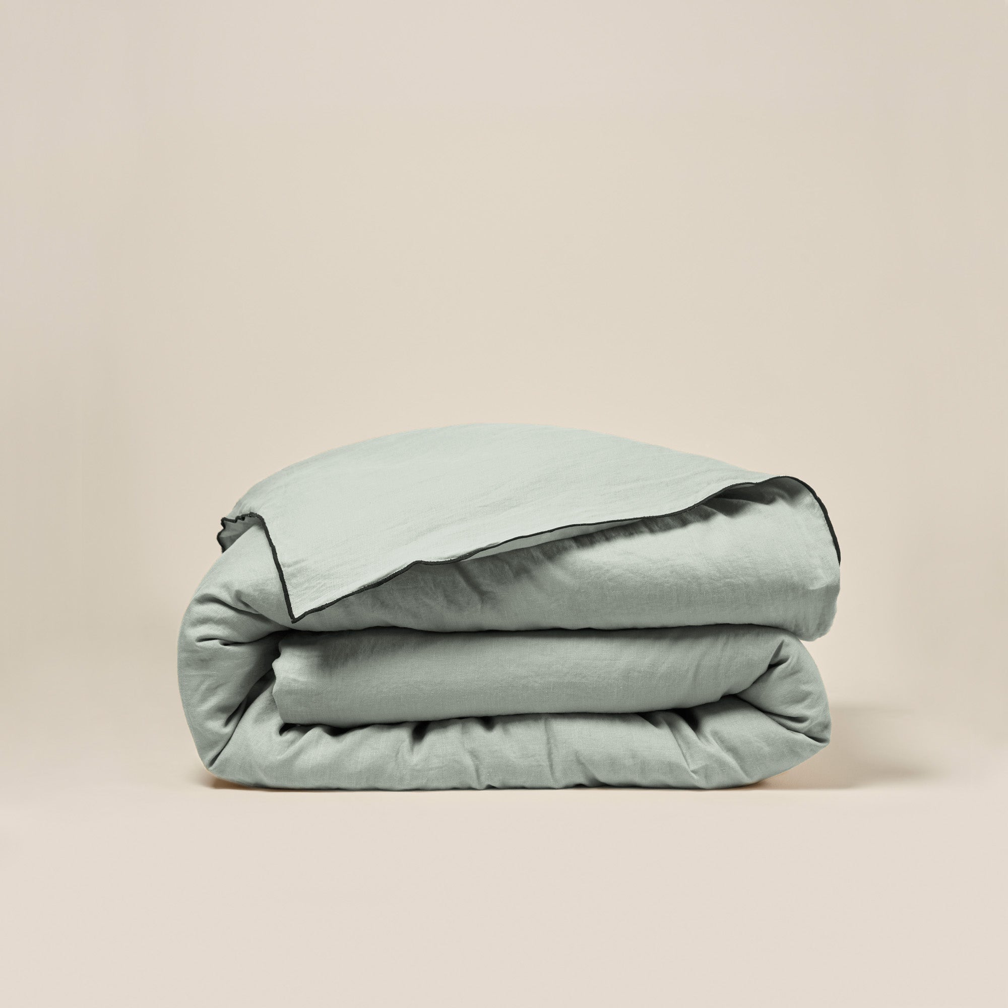 Housse de couette 140x200 cm Vert amande et bourdon noir (photo) Housse de couette 140x200 cm Vert amande et bourdon noir