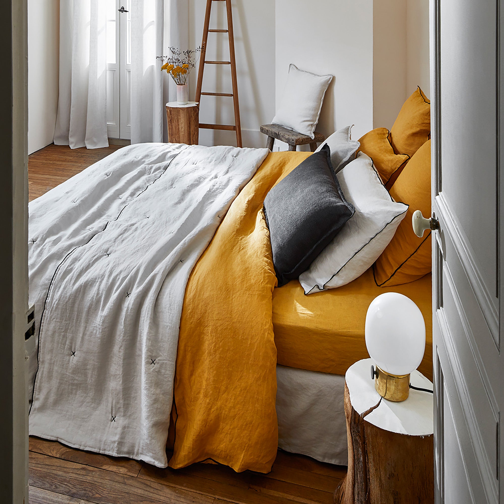 Housse de couette 140x200 cm Ocre et bourdon noir (photo) Housse de couette 140x200 cm Ocre et bourdon noir