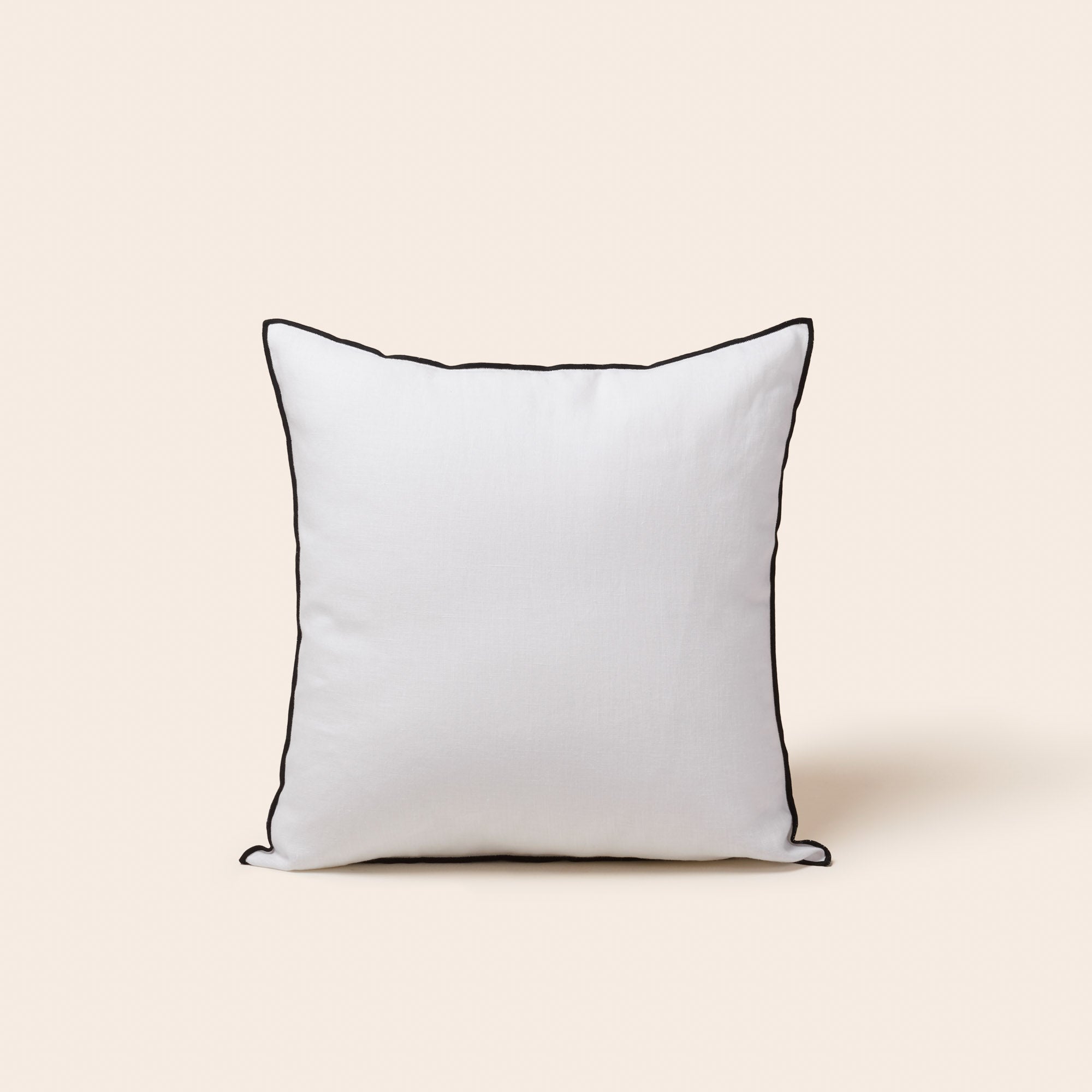 Housse de coussin 40x40 cm Blanc et bourdon noir en Lin CARLINA (photo) Housse de coussin 40x40 cm Blanc et bourdon noir en Lin CARLINA