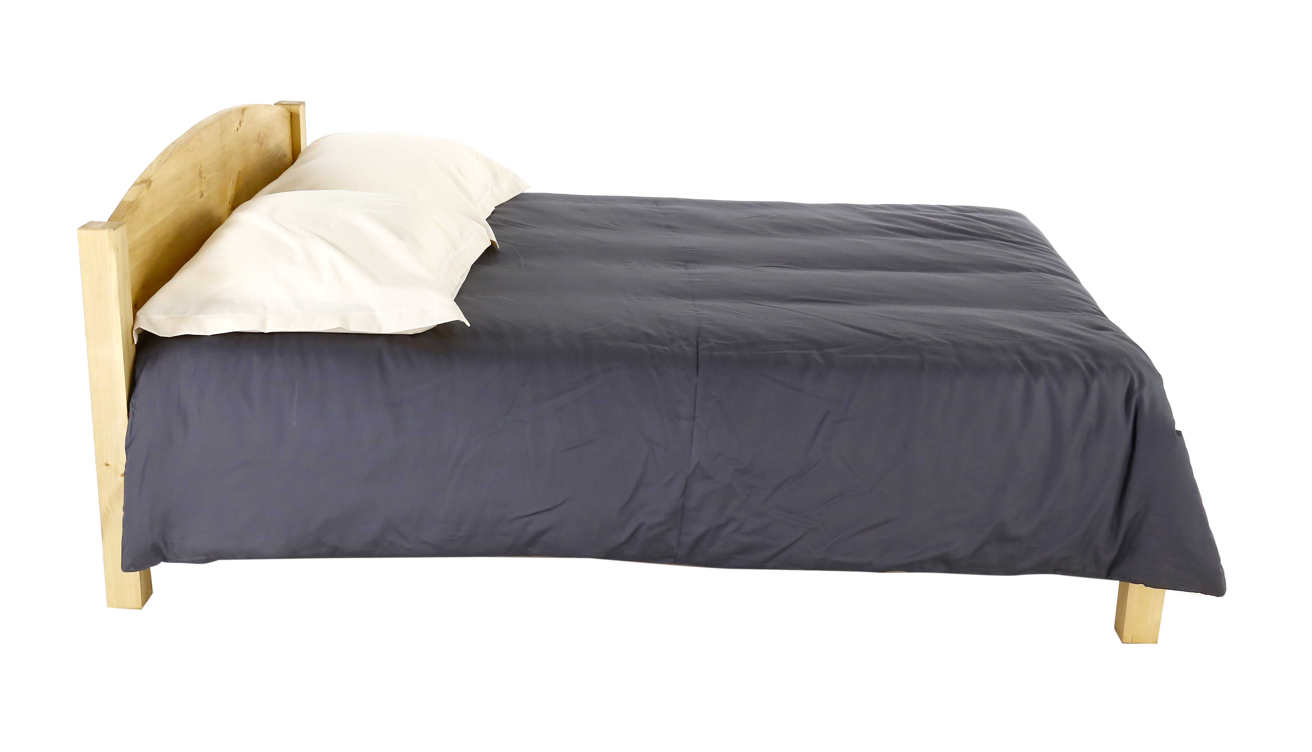 Lit 2 personnes rustique en pin massif couchage 140 x 190 cm (photo) Lit 2 personnes rustique en pin massif couchage 140 x 190 cm