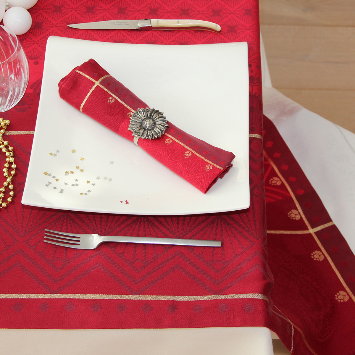 Chemin de table à motifs festifs polyester rouge 150x50 (photo) Chemin de table à motifs festifs polyester rouge 150x50