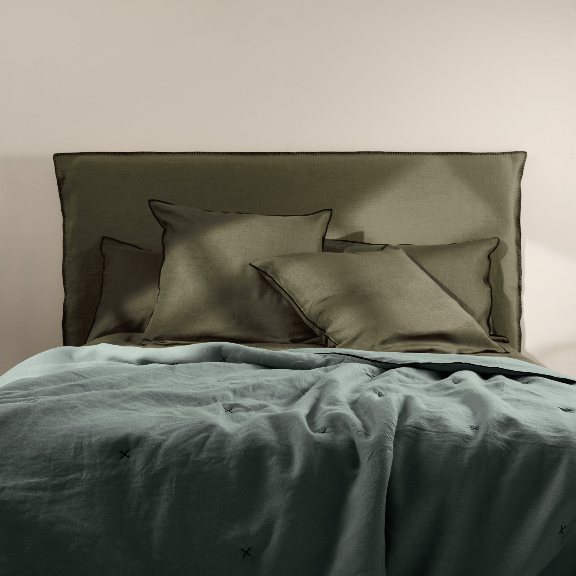 Couvre-lit matelassé 250x280 cm Vert et bourdon noir en Lin CARLINA
